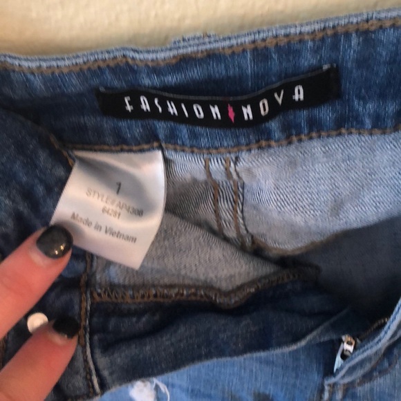 Fashion nova destroyed high wasted jeans - Picture 2 of 3